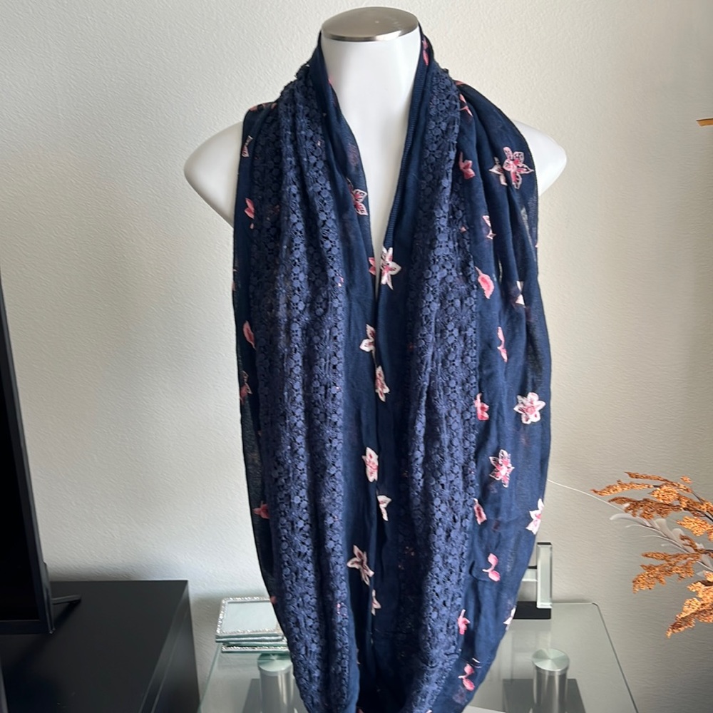 Dillard scarf in navy with white and pink